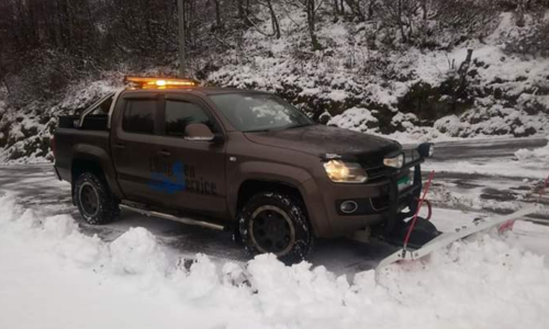 Volkswagen Amarok med Hilltip brøyteutstyr og saltkasse