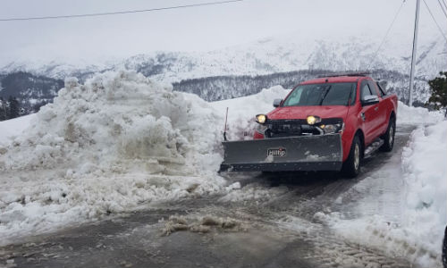 Ford Ranger pickup med Hilltip brøyteutstyr og saltkasse